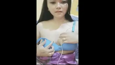 Cewek Toge Streaming Pamer Susu Montok