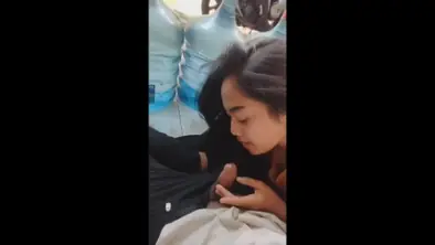 Sama Kang Galon, Memek Basah Ibu Rumah Tangga Digenjot Brutal Sampe Crot Banjir